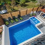 Chester With Heated Pool Kaštela