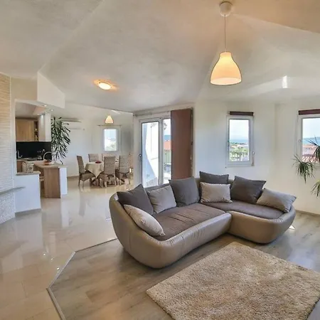 Semesterbostad Chester With Heated Pool *