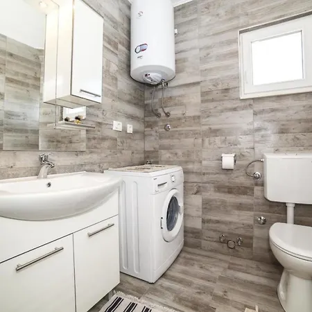 Semesterbostad Chester With Heated Pool *