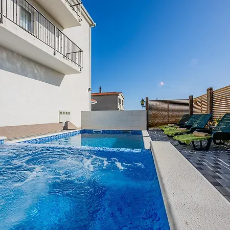 Chester With Heated Pool