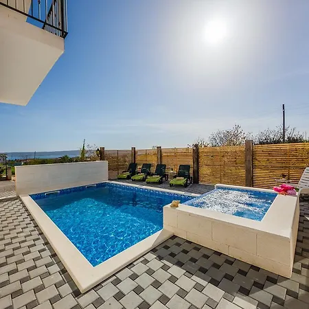 Chester With Heated Pool * Kaštela