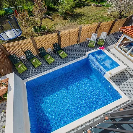 Chester With Heated Pool Kaštela