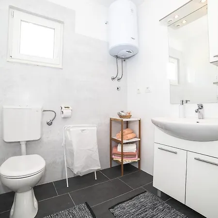 Semesterbostad Chester With Heated Pool